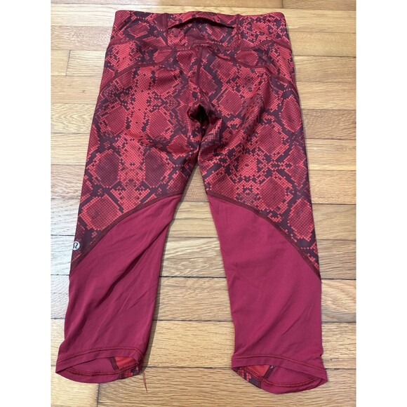 Lululemon Size 4 Vent It Out Crop 19" Leggings Red Snake - Picture 3 of 5
